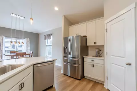 Kitchen - 633 Slate Run, Elgin, IL 60124 photo 2 of 3