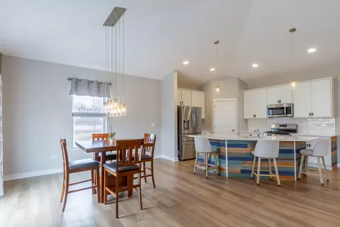 Dining - 633 Slate Run, Elgin, IL 60124 photo 2 of 2