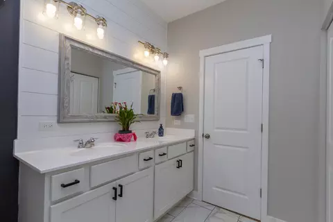 Bath - 633 Slate Run, Elgin, IL 60124 photo 1 of 3