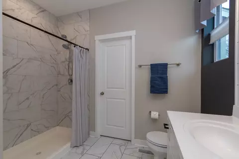 Bath - 633 Slate Run, Elgin, IL 60124 photo 2 of 3