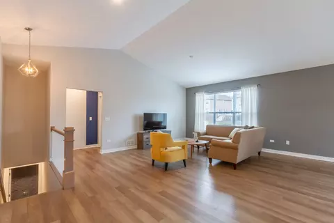 Living - 633 Slate Run, Elgin, IL 60124 photo 1 of 4
