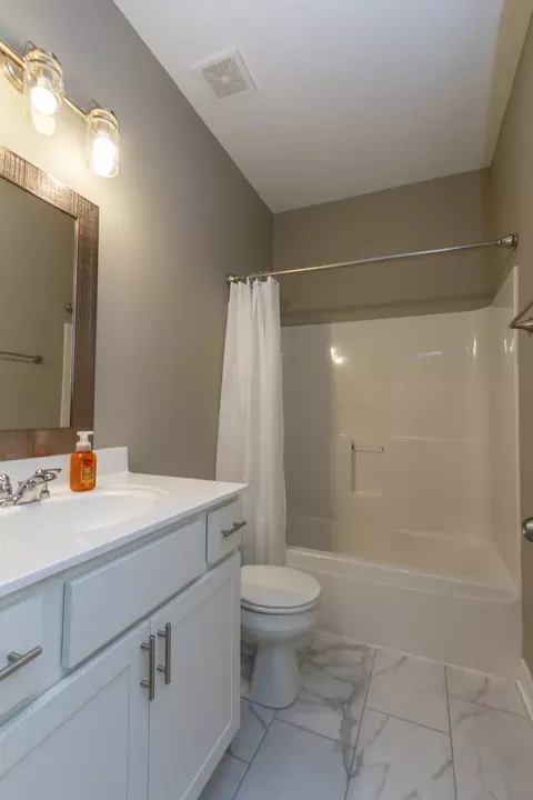 Bath - 633 Slate Run, Elgin, IL 60124 photo 3 of 3