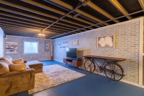 Living - 633 Slate Run, Elgin, IL 60124 photo 3 of 4