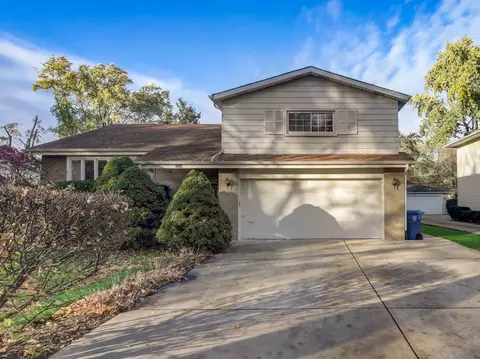 1914 Kiowa Ln, Mount Prospect, IL 60056