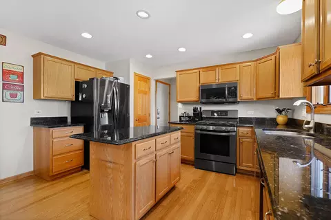 607 Reilly Ct, Minooka, IL 60447 photo 4