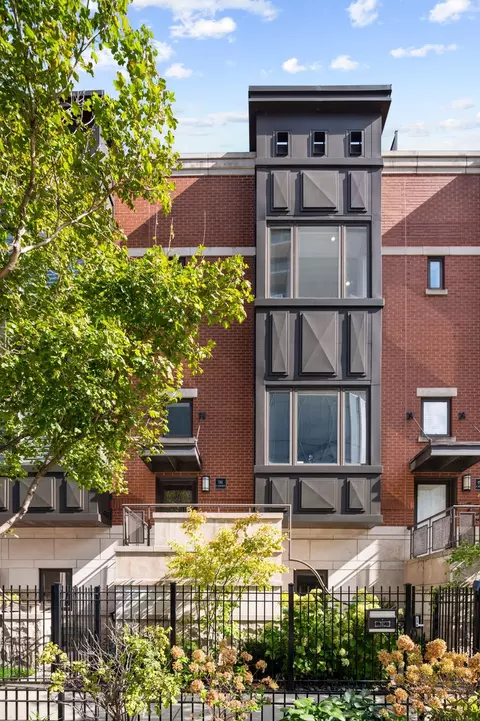 741 N Kingsbury St, Chicago, IL 60654