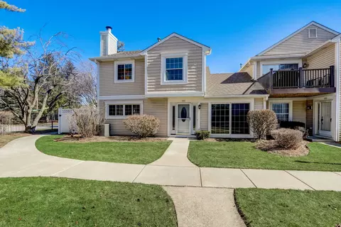 393 Le Parc Cir, Buffalo Grove, IL 60089