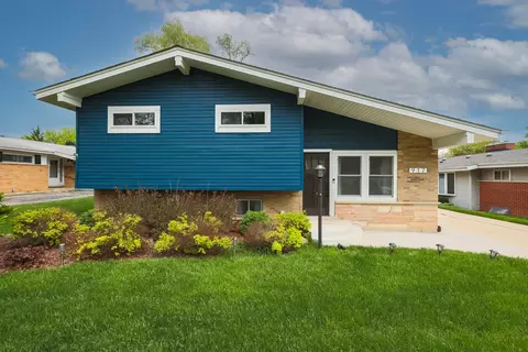 917 S Summit Ave, Villa Park, IL 60181
