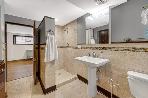 Bath - 9640 S Hamilton Ave, Chicago, IL 60643 photo 4 of 5