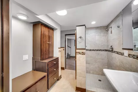 Bath - 9640 S Hamilton Ave, Chicago, IL 60643 photo 5 of 5