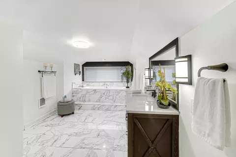 Bath - 9640 S Hamilton Ave, Chicago, IL 60643 photo 3 of 5