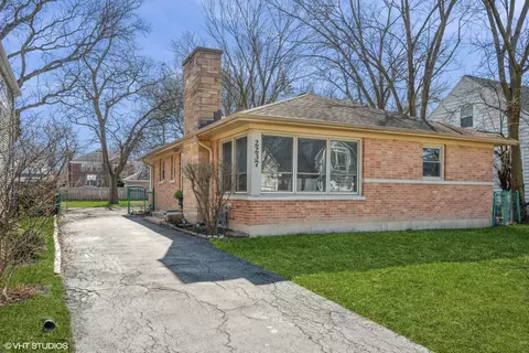 2237 Dewes St, Glenview, IL 60025