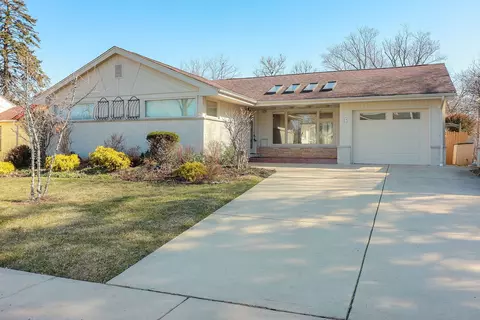 29 S Hudson St, Westmont, IL 60559