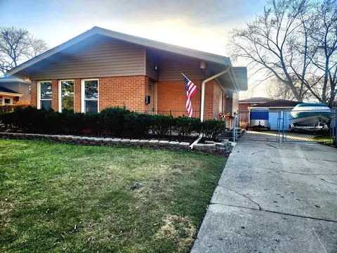 Exterior - 16492 Barton Ln, Oak Forest, IL 60452 photo 5 of 9
