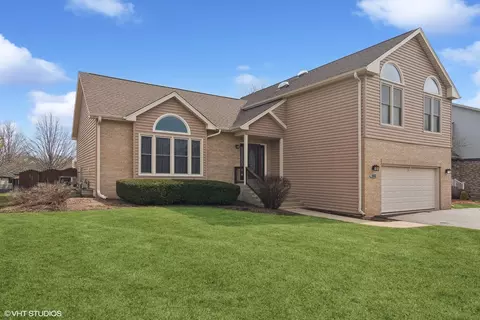 280 Hidden Creek Rd, Lake Zurich, IL 60047