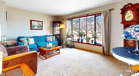 Living - 5941 Stuart Ln, Oak Forest, IL 60452 photo 2 of 6