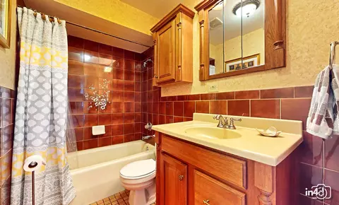 Bath - 5941 Stuart Ln, Oak Forest, IL 60452 photo 2 of 4