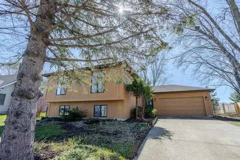 144 Ridgewood Dr, Woodstock, IL 60098
