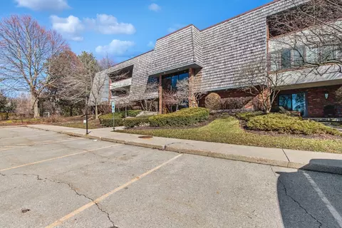 100 Red Top Dr #204, Libertyville, IL 60048