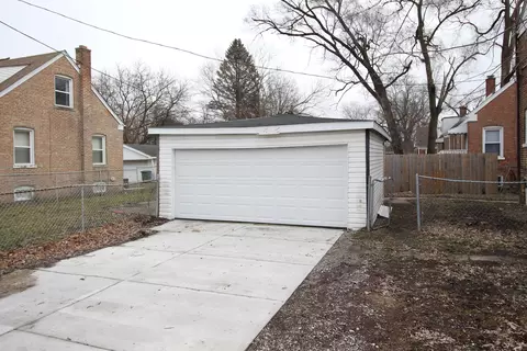 Exterior - 300 E 142nd St, Dolton, IL 60419 photo 2 of 5