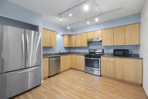 Kitchen - 104 E Bailey Rd #A, Naperville, IL 60565 photo 1 of 2