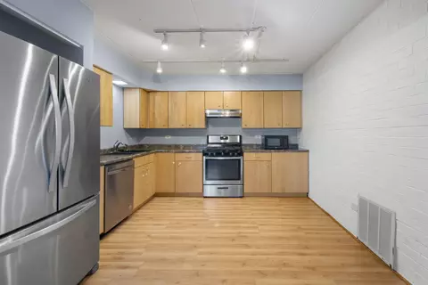 Kitchen - 104 E Bailey Rd #A, Naperville, IL 60565 photo 2 of 2