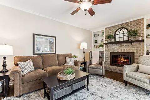 Living - 2803 Pebblebrook Ln, Rolling Meadows, IL 60008 photo 5 of 8