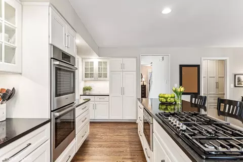 Kitchen - 2803 Pebblebrook Ln, Rolling Meadows, IL 60008 photo 4 of 5
