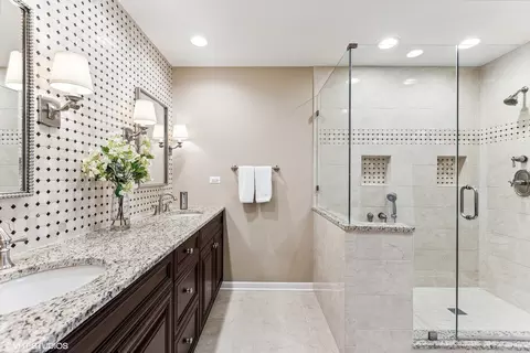 Bath - 2803 Pebblebrook Ln, Rolling Meadows, IL 60008 photo 2 of 5
