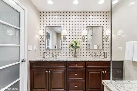 Bath - 2803 Pebblebrook Ln, Rolling Meadows, IL 60008 photo 4 of 5