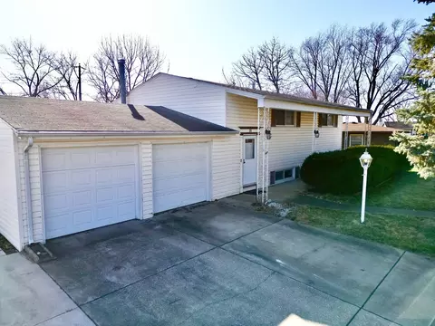 18 Oakwood Dr, Pontiac, IL 61764