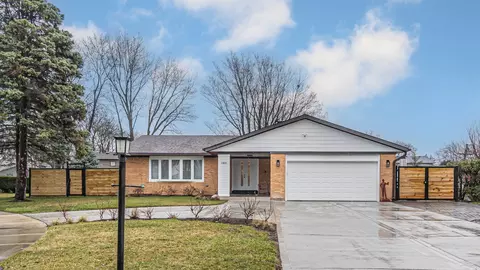 1303 N Santee Ln, Mount Prospect, IL 60056