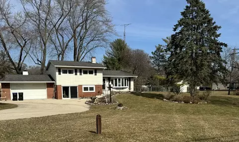 4404 Hickorynut Dr, Mchenry, IL 60051