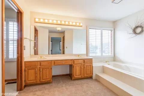 Bath - 721 Kylemore Dr, Des Plaines, IL 60016 photo 1 of 3