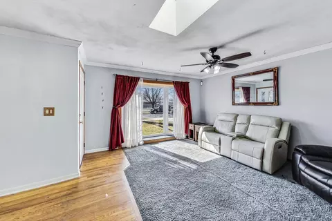 Living - 482 Isa Dr, Wheeling, IL 60090 photo 2 of 2
