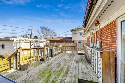 Exterior - 482 Isa Dr, Wheeling, IL 60090 photo 3 of 9