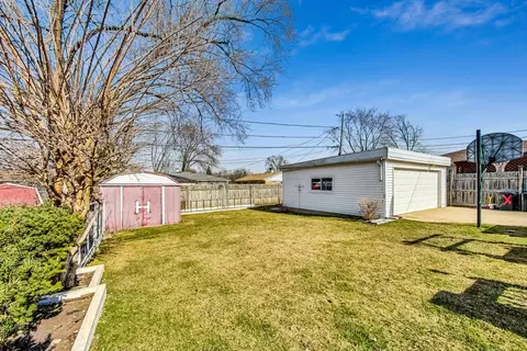 Exterior - 482 Isa Dr, Wheeling, IL 60090 photo 5 of 9