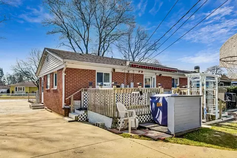 Exterior - 482 Isa Dr, Wheeling, IL 60090 photo 4 of 9