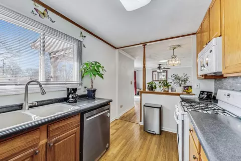 Kitchen - 482 Isa Dr, Wheeling, IL 60090 photo 3 of 3