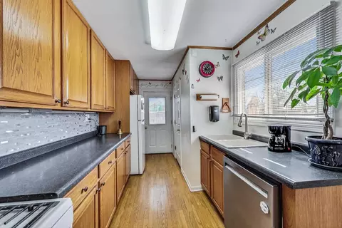 Kitchen - 482 Isa Dr, Wheeling, IL 60090 photo 2 of 3