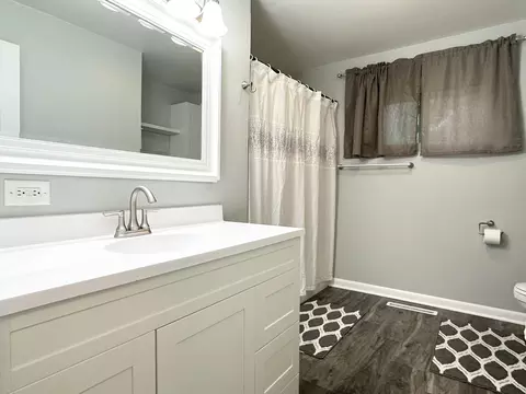 Bath - 2647 E Riverview Dr, Kankakee, IL 60901 photo 1 of 4