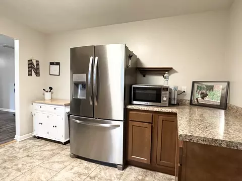 Kitchen - 2647 E Riverview Dr, Kankakee, IL 60901 photo 3 of 4