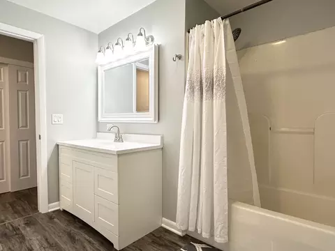 Bath - 2647 E Riverview Dr, Kankakee, IL 60901 photo 3 of 4