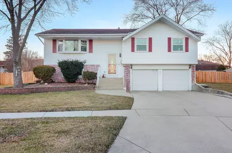 1032 Fairlane Dr, Schaumburg, IL 60193