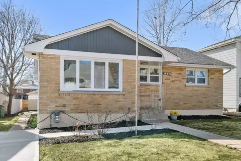 340 Dalton Ave, Mundelein, IL 60060