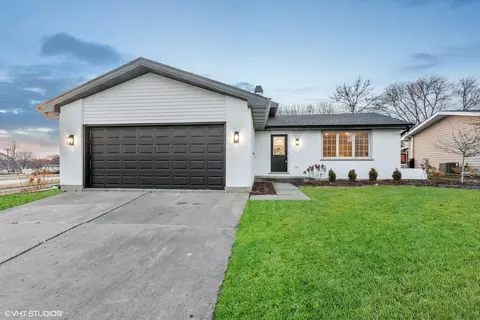 784 Napa St, Carol Stream, IL 60188