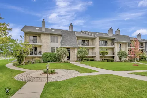 9050 Del Prado Dr #1N, Palos Hills, IL 60465