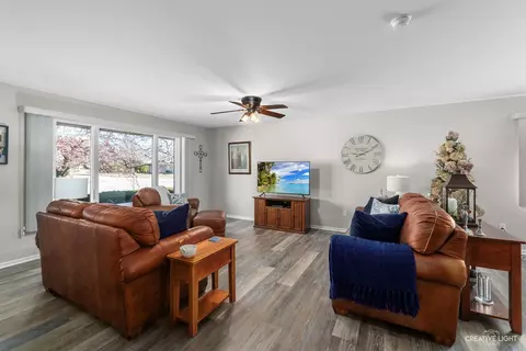 Living - 201 Boulder Dr, Morris, IL 60450 photo 2 of 4