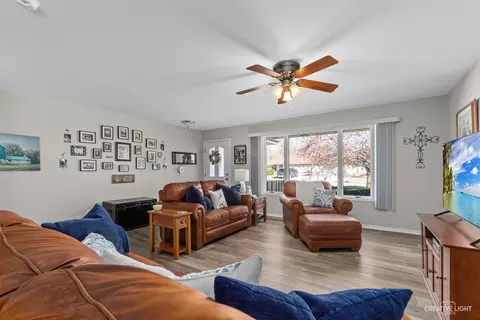 Living - 201 Boulder Dr, Morris, IL 60450 photo 4 of 4