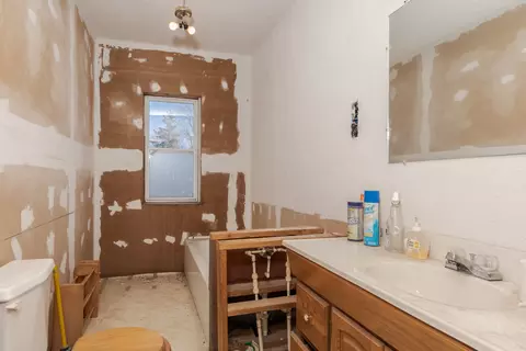 Bath - 502 Johnson St, Cornell, IL 61319 photo 3 of 3